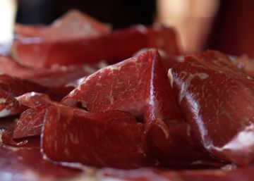 Destruidas cientos de toneladas de jamones y embutidos caducados o putrefactos