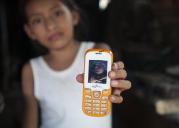 Una niña muestra la foto de su sobrino, que nació con microcefalia. Una niña muestra la foto de su sobrino, que nació con microcefalia.