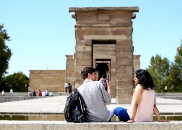Una pareja sentada frente al Templo de Debod, en Madrid. Una pareja sentada frente al Templo de Debod, en Madrid.