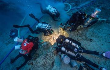 Los investigadores excavan el lugar del naufragio a 55 metros de profundidad.