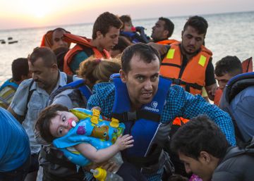 Imagen de archivo de un grupo de refugiados llegando a las costas europeas. Imagen de archivo de un grupo de refugiados llegando a las costas europeas.