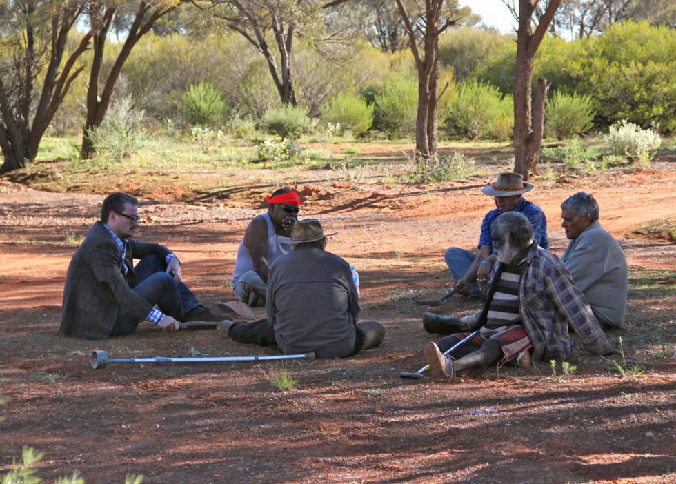 El profesor Eske Willerslev habla con ancianos aborígenes en el suroeste de Australia.