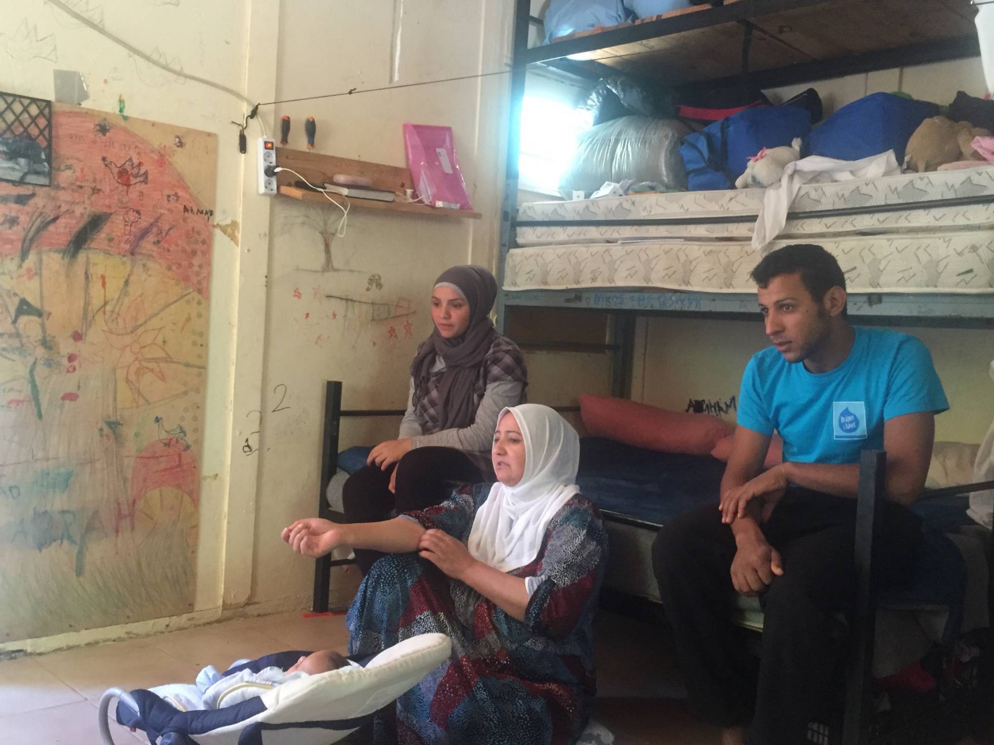 La mujer de Alhusean junto a su hijo menor, su hija mayor (que tiene un bebé de la misma edad que su hermano) y su yerno La mujer de Alhusean junto a su hijo menor, su hija mayor (que tiene un bebé de la misma edad que su hermano) y su yerno