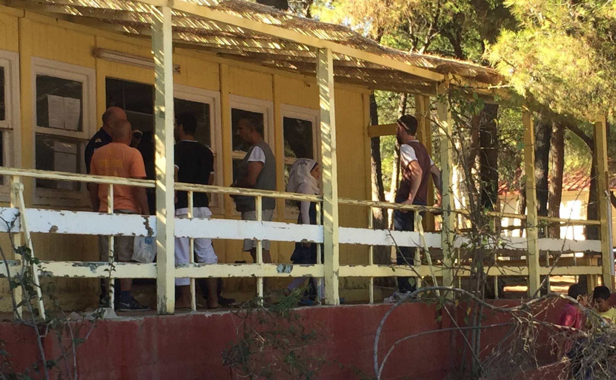 Residentes se acercan al lugar donde la Marina distribuye la comida Residentes se acercan al lugar donde la Marina distribuye la comida