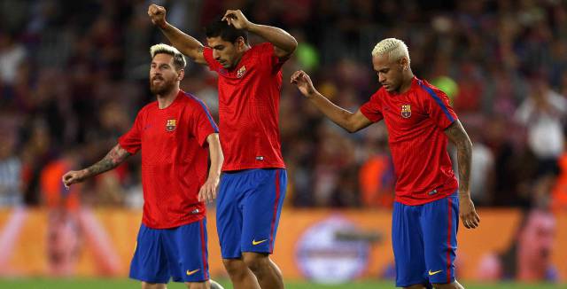 Messi, Suárez y Neymar calientan en el Camp Nou. 