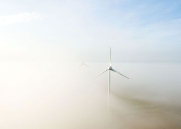 Un molino de viento entre la niebla, en un campo cerca de Hanover (Alemania).  Un molino de viento entre la niebla, en un campo cerca de Hanover (Alemania).