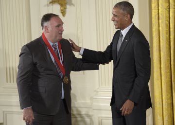El presidente Obama felicita a José Andrés tras hacerle entrega de su medalla. El presidente Obama felicita a José Andrés tras hacerle entrega de su medalla.