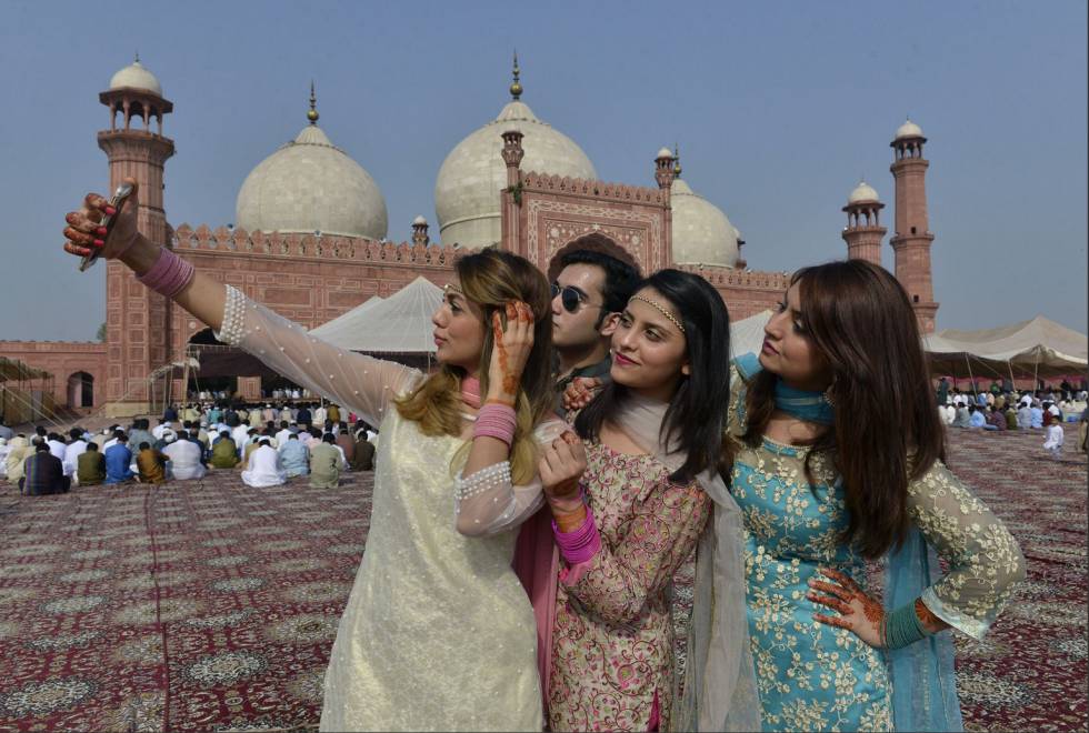 Un grupo de jóvenes posando en Lahore, Pakistán
