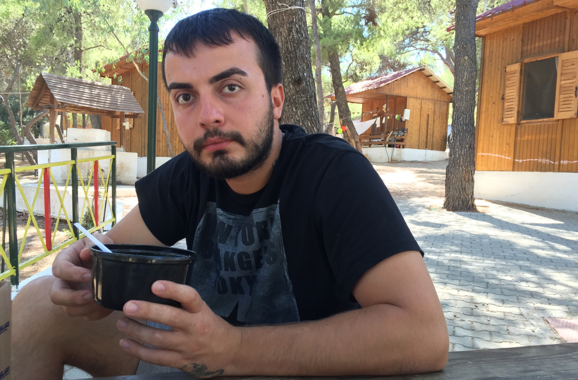 Hussien Fattoum, en la plaza del campo de refugiados de Lavrio Hussien Fattoum, en la plaza del campo de refugiados de Lavrio
