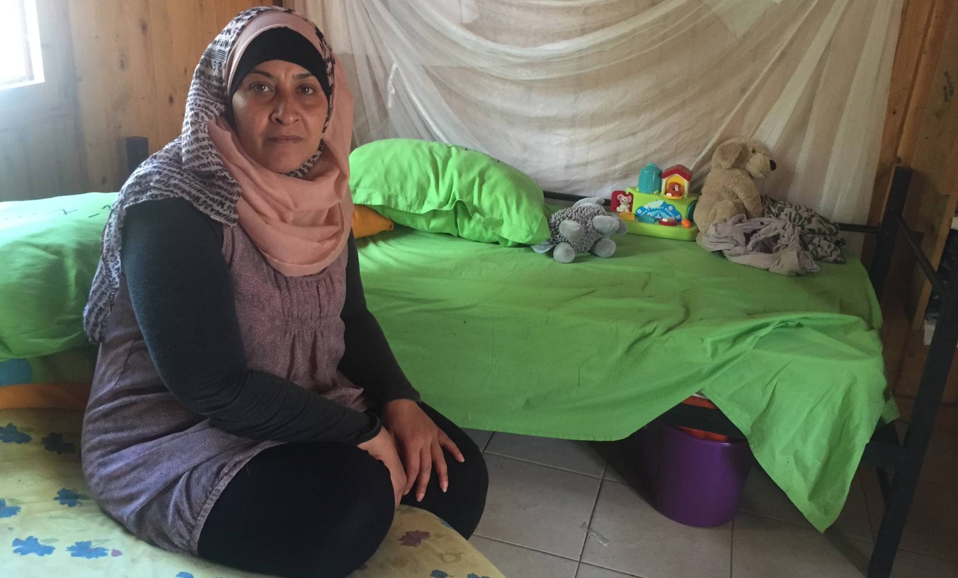 Eman Slameh dentro de su cabaña Eman Slameh dentro de su cabaña