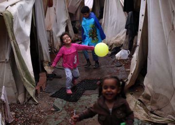Niños juegan en el campo de refugiados de Ritsona, al norte de Atenas (Grecia). Niños juegan en el campo de refugiados de Ritsona, al norte de Atenas (Grecia).
