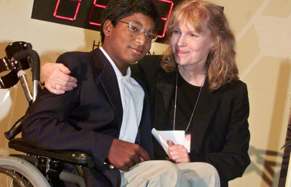 Mia Farrow, junto a su hijo Thaddeus, en una imagen de 2000.