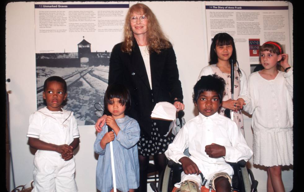 Mia Farrow con cinco de sus hijos en 1996. Foto en la que está Thaddeus, el tercero por la derecha.