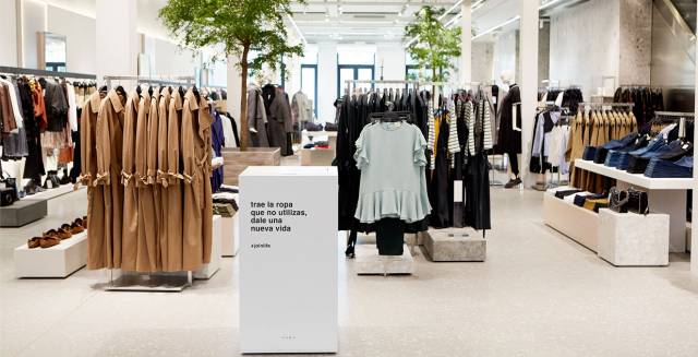 Una de las tiendas de Zara que invita al reciclaje de la ropa. Una de las tiendas de Zara que invita al reciclaje de la ropa.