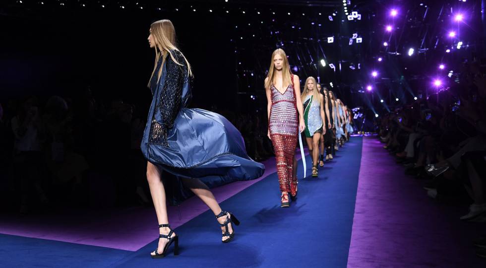 Carrusel final tras el desfile de Versace.