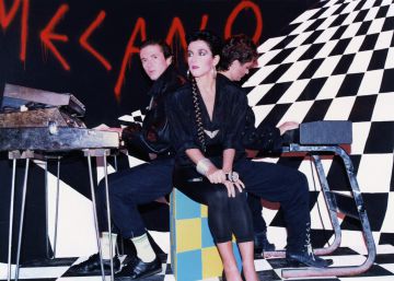 El trío en una actuación para la televisión chilena en octubre de 1986rn  El trío en una actuación para la televisión chilena en octubre de 1986rn