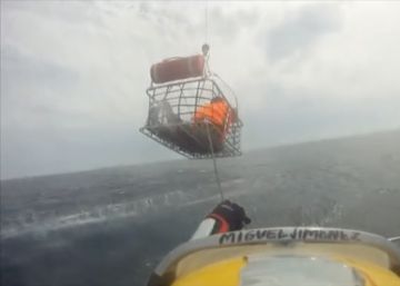 Una mujer se pone de parto en una patera en pleno rescate Una mujer se pone de parto en una patera en pleno rescate