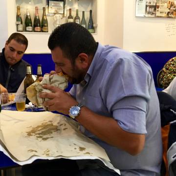 LAS PIZZAS SE COMEN CON LAS MANOS IGUAL QUE BOCADILLOS CAPEL