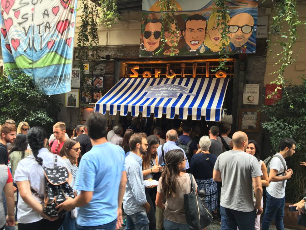 GRANDES COLAS A LA PUERTA DE LA PIZZERÍA SORBILLO CAPEL