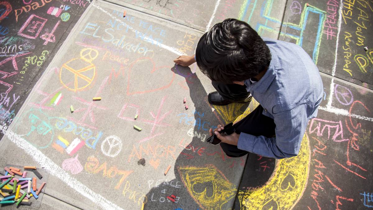 En el Día de la Paz, cientos de personas dejaron su mensaje en el suelo de la plaza donde se levanta la sede de la ONU. En el Día de la Paz, cientos de personas dejaron su mensaje en el suelo de la plaza donde se levanta la sede de la ONU.