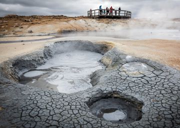 Turistas contemplando el paisaje de Hverir, un área geotermal del norte de Islandia. Turistas contemplando el paisaje de Hverir, un área geotermal del norte de Islandia.