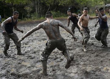 Miembros de las FARC juegan al fútbol en el campamento El Diamante, en la región del Caquetá (Colombia).  Miembros de las FARC juegan al fútbol en el campamento El Diamante, en la región del Caquetá (Colombia).