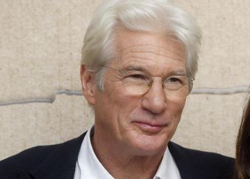 Richard Gere y su pareja Alejandra Silva, junto a la vicepresidenta del Consell valenciano, Mónica Oltra y personas acogidas por la fundación del actor. Richard Gere y su pareja Alejandra Silva, junto a la vicepresidenta del Consell valenciano, Mónica Oltra y personas acogidas por la fundación del actor.