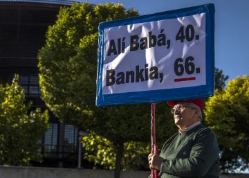 GRA063. SAN FERNANDO DE HENARES (C.A. DE MADRID), 27092016.- Un hombre protesta a las puertas de la sede de la Audiencia Nacional en San Fernando de Henares, donde prosigue el juicio contra los expresidentes de Caja Madrid Miguel Blesa y Rodrigo Rato, y otros 63 usuarios de las polémicas tarjetas "opacas", acusados de apropiarse de forma continuada e indebida del patrimonio de la extinta entidad. EFEEmilio Naranjo GRA063. SAN FERNANDO DE HENARES (C.A. DE MADRID), 27092016.- Un hombre protesta a las puertas de la sede de la Audiencia Nacional en San Fernando de Henares, donde prosigue el juicio contra los expresidentes de Caja Madrid Miguel Blesa y Rodrigo Rato, y otros 63 usuarios de las polémicas tarjetas "opacas", acusados de apropiarse de forma continuada e indebida del patrimonio de la extinta entidad. EFEEmilio Naranjo