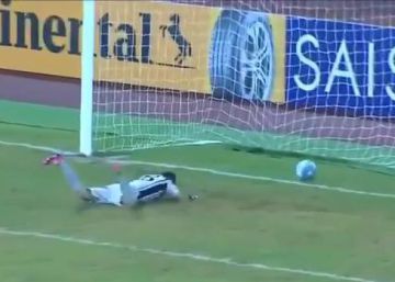 El portero que tendrá que dedicarse a otra cosa tras este gol El portero que tendrá que dedicarse a otra cosa tras este gol