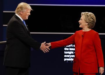 Donald Trump y Hillary Clinton se saludan antes del debate.  Donald Trump y Hillary Clinton se saludan antes del debate.