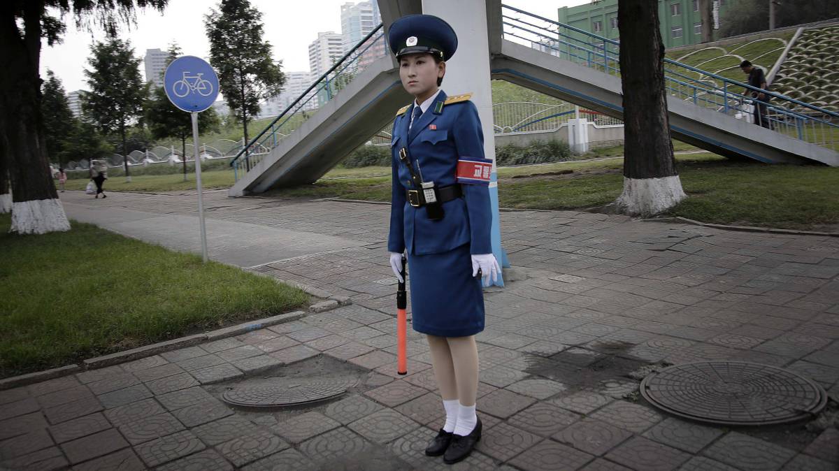 Una policía de tráfico en Pyongyang (Corea del Norte). Una policía de tráfico en Pyongyang (Corea del Norte).