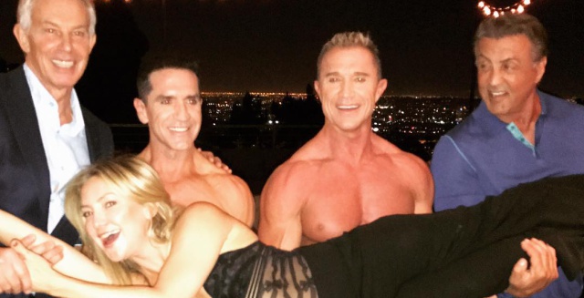 Tony Blair y Sylvester Stallone (en los laterales) sujetan a la actriz Kate Hudson. Tony Blair y Sylvester Stallone (en los laterales) sujetan a la actriz Kate Hudson.