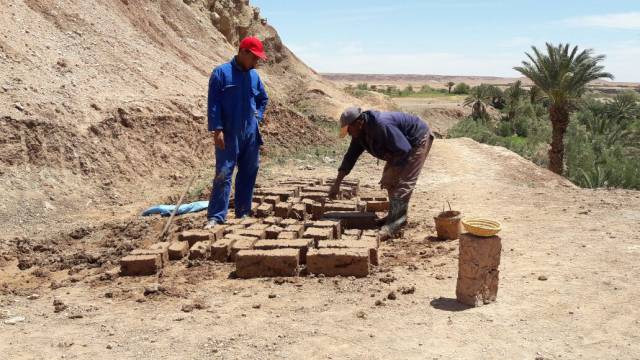 Construcción de casas con arcilla en el pueblo de Tisiwid. Construcción de casas con arcilla en el pueblo de Tisiwid.