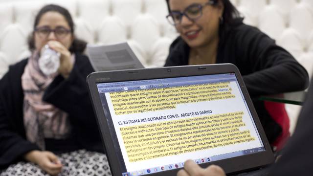 Parte del grupo de las Comadres, en una de sus reuniones semanales para organizar los turnos, compartir información de los casos. Parte del grupo de las Comadres, en una de sus reuniones semanales para organizar los turnos, compartir información de los casos.