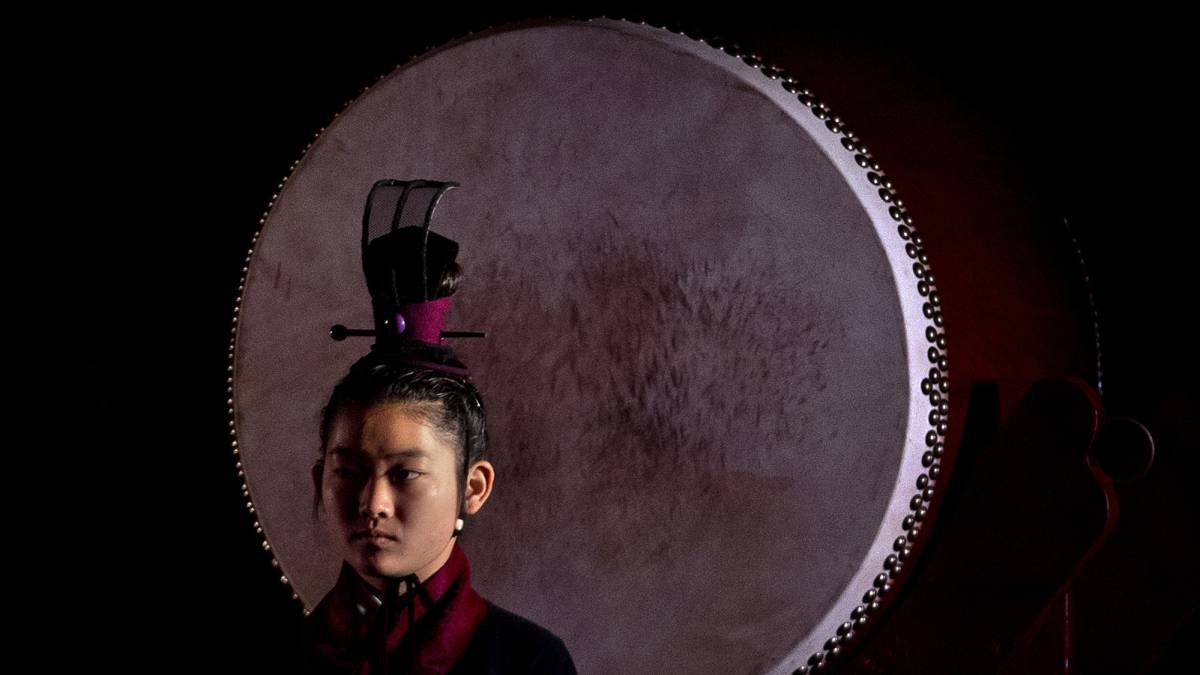 Una mujer con un vestido tradicional en Pekín (China). Una mujer con un vestido tradicional en Pekín (China).