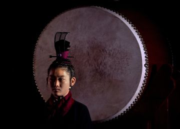 Una mujer con un vestido tradicional en Pekín (China).  Una mujer con un vestido tradicional en Pekín (China).