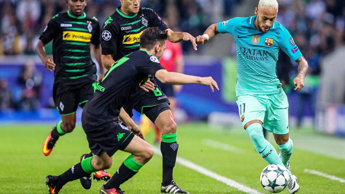 Neymar intenta pasar de varios jugadores del Borussia Moenchengladbach. Neymar intenta pasar de varios jugadores del Borussia Moenchengladbach.