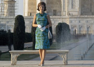 Jackie Kennedy en un viaje oficial a India con un diseño de Oleg Cassini. Jackie Kennedy en un viaje oficial a India con un diseño de Oleg Cassini.