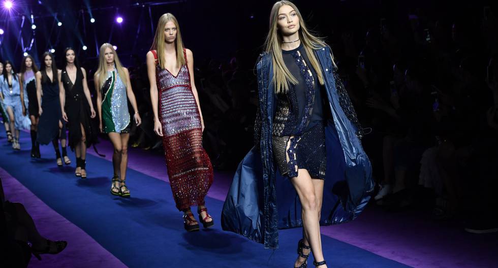 Gigi Hadid sobre la pasarela.
