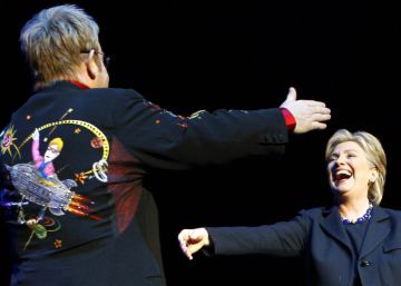 Elton John saluda a Hillary Clinton y al expresidente Bill Clinton. Elton John saluda a Hillary Clinton y al expresidente Bill Clinton.
