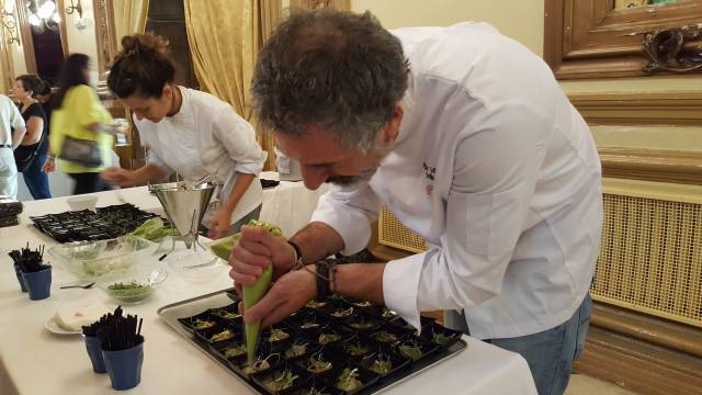 Pepe Solla prepara su tapa durante la exhibición celebrada en Córdoba. Pepe Solla prepara su tapa durante la exhibición celebrada en Córdoba.