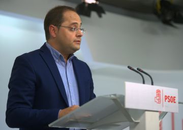 César Luena, durante su valoración de los resultados socialistas en las elecciones vascas y gallegas. César Luena, durante su valoración de los resultados socialistas en las elecciones vascas y gallegas.