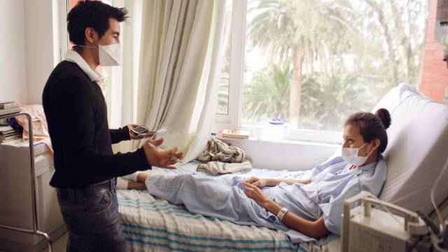 Edgar habla con Monserrat, una paciente hospitalizada, por tuberculosis multirresistente (TB-MDR) en México que se curó en 2013. Edgar habla con Monserrat, una paciente hospitalizada, por tuberculosis multirresistente (TB-MDR) en México que se curó en 2013.
