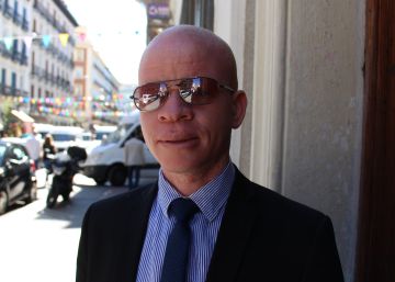 “Me llegaron a decir que me venderían por 10.000 dólares por ser albino” “Me llegaron a decir que me venderían por 10.000 dólares por ser albino”