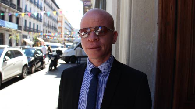 Bonface Ophiyah Massa, director de la Asociación de Personas Albinas de Malawi, durante su visita a Madrid. Bonface Ophiyah Massa, director de la Asociación de Personas Albinas de Malawi, durante su visita a Madrid.