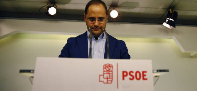 César Luena, durante su comparecencia en Ferraz. César Luena, durante su comparecencia en Ferraz.