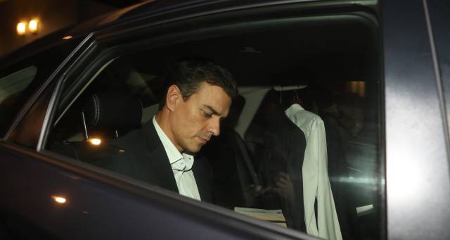Sánchez, este miércoles, a la salida de la sede del PSOE, ya de noche. Sánchez, este miércoles, a la salida de la sede del PSOE, ya de noche.