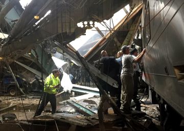 Personal de la estación inspecciona el tren que se ha estrellado en la Terminal Hoboken, en Nueva Jersey (Estados Unidos). Personal de la estación inspecciona el tren que se ha estrellado en la Terminal Hoboken, en Nueva Jersey (Estados Unidos).