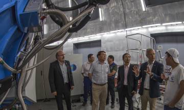 Romano Corradi, en el centro, gesticula en la visita de la delegación china. A la izquierda, Rafael Rebolo, director del IAC.
