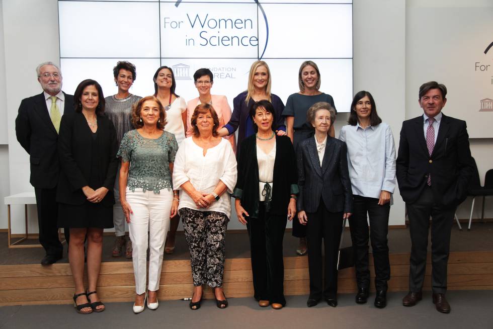 El jurado junto con las científicas becadas. Arriba de izq a dcha: Bernat Soria, Vanesa Esteban, Anna Laromaine, Anna Shnyrova, Cristina Cifuentes, Jaione Valle. Abajo de izq a dcha: Azucena Bardají, Carmen Vela, María Vallet-Regí, Flora de Pablo, Margarita Salas, María Blasco y François-Xavier Fenart.